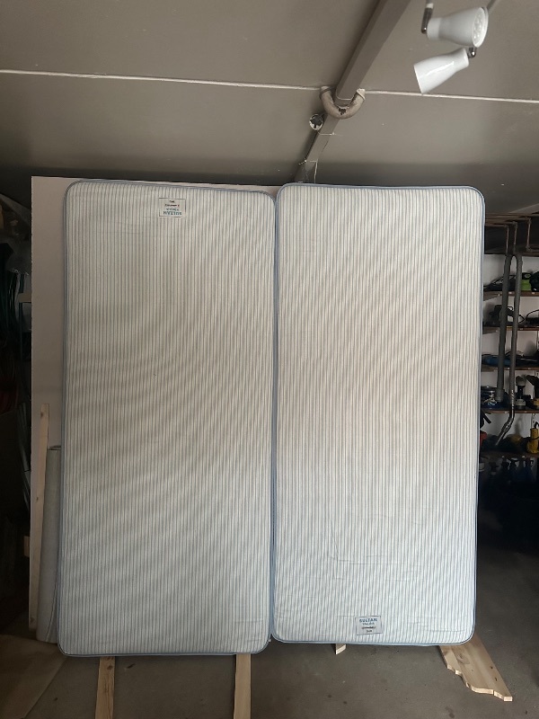 2 sängar och wellpurmadrass