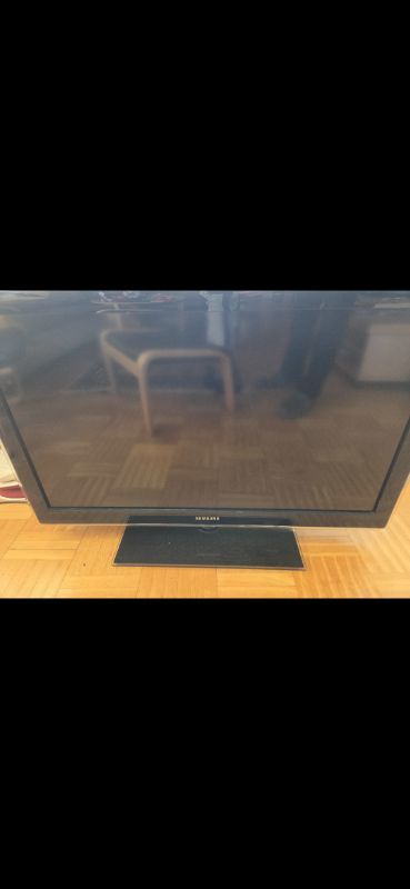 Äldre 40 tums tv bortskänkes mot avhämtning