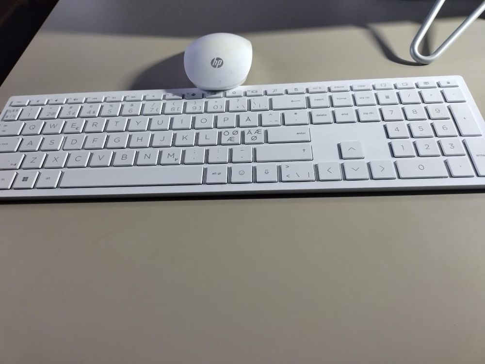 Trådlöst tangentbord med mus och USB bortskänkes