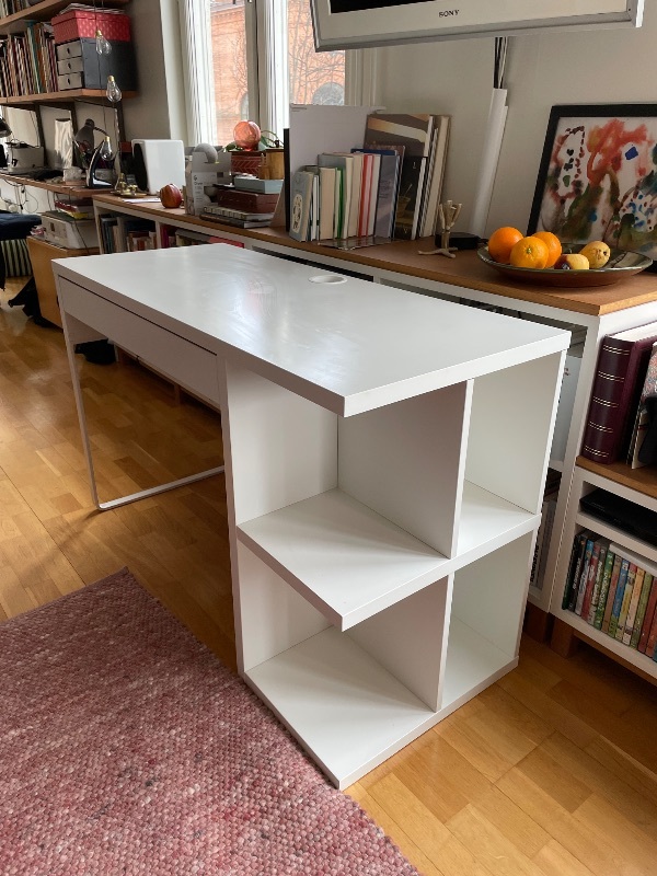 Praktiskt skrivbord från IKEA skänkes