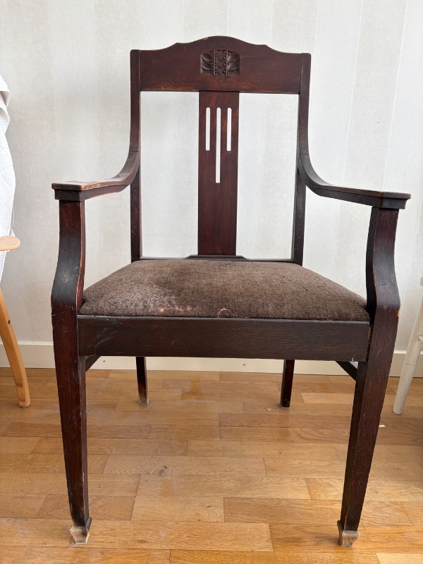 Gammal hög karmstol i ek med ornament