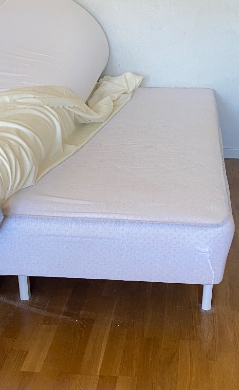 Säng 80 och kattklätterställning bortskänkes 