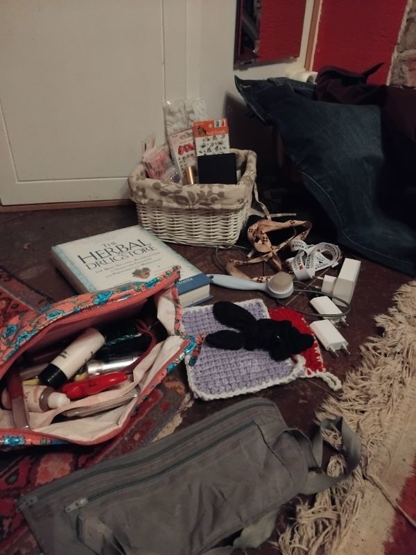 Sminksaker, nageldekorationer kläder mm