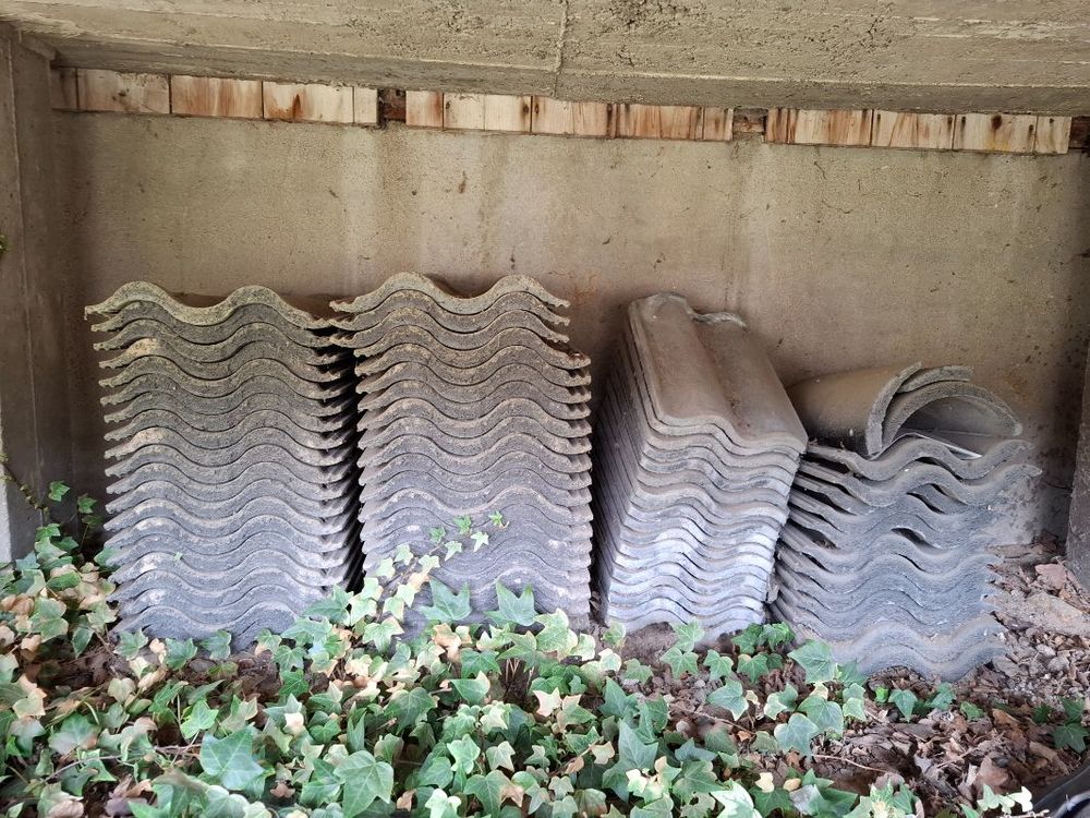 Svarta betong pannor, nock- och takpannor.