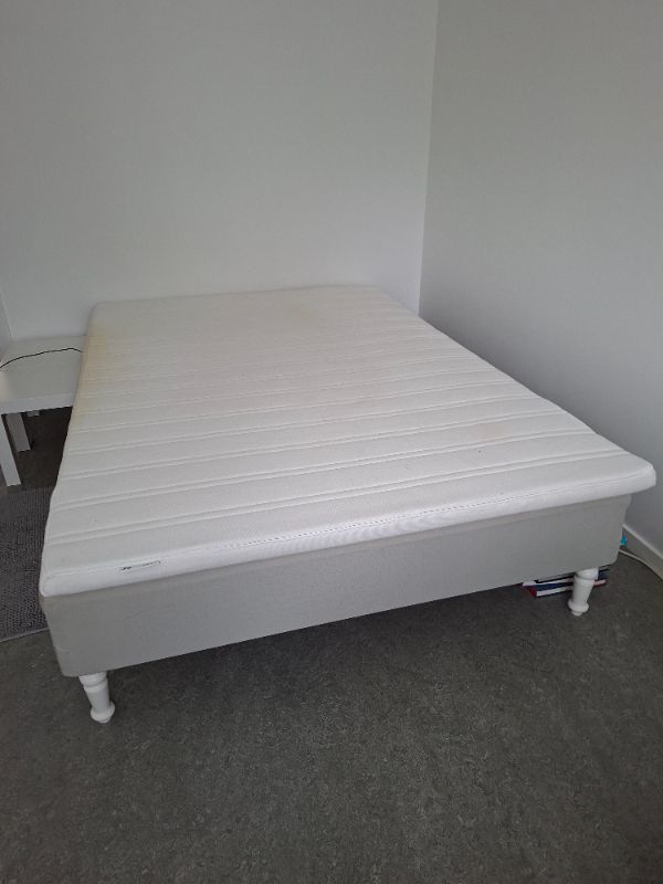 Säng + bäddmadras 140x200  bortskänkes