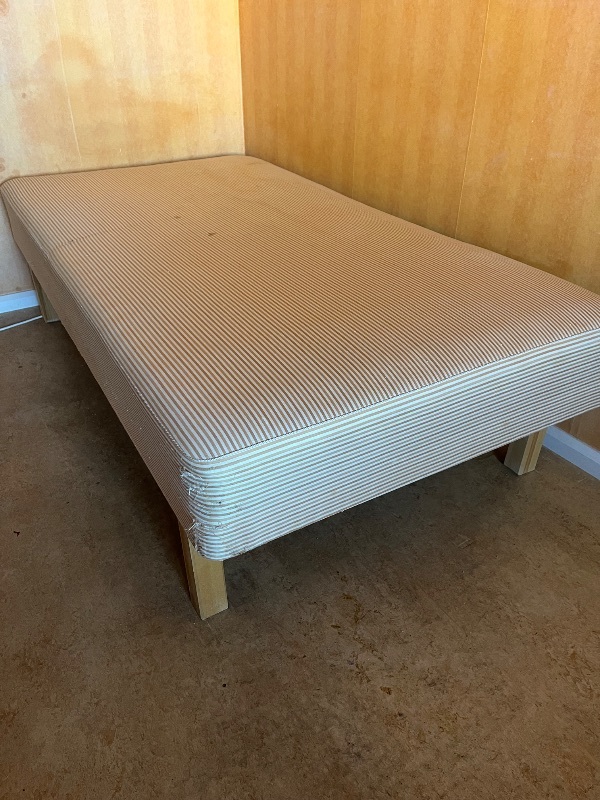Resårsäng skänkes
