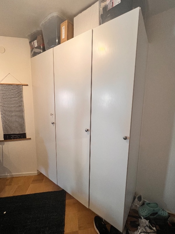 Vita garderober bortskänkes, först till kvarn!