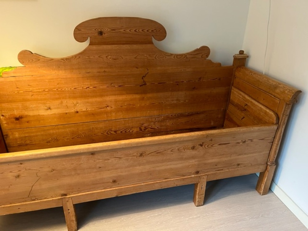 Antik träsoffa/säng